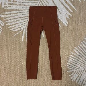 Lulu Lemon Leggings size 4 Wunder Train with pockets